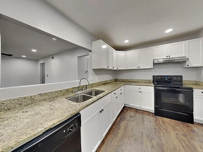 3979 Versailles Dr — Photo 4
