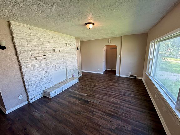 3rd image of 460 Hovey St