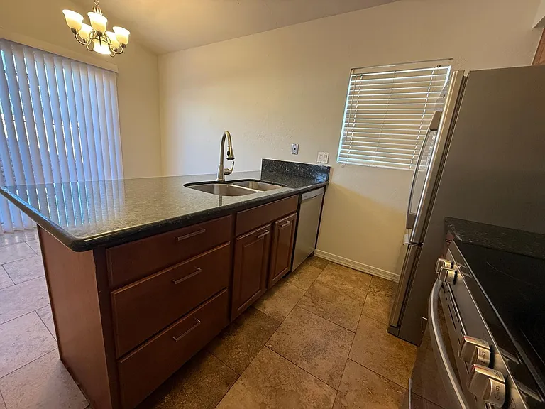 2527 S Maple Ave #102 — Photo 10