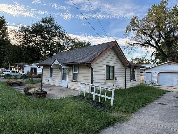 2nd image of 620 NE Aurora Ave