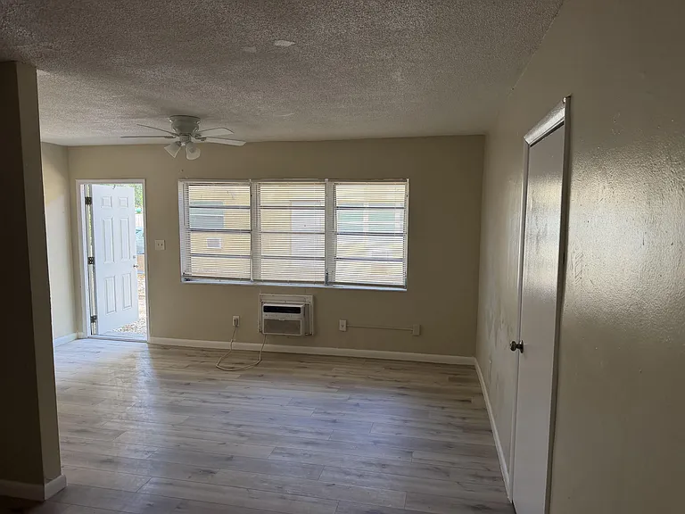 1004 NW 2nd St #1 — Photo 6