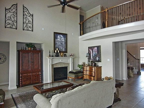 Beautiful Open Design * A Wall Of Windows Overlooks The Lake