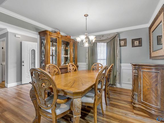 2nd image of 104 Hickory Glen Cir