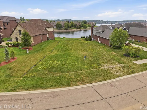 10407 Stoney Point Dr, South Lyon, MI 48178