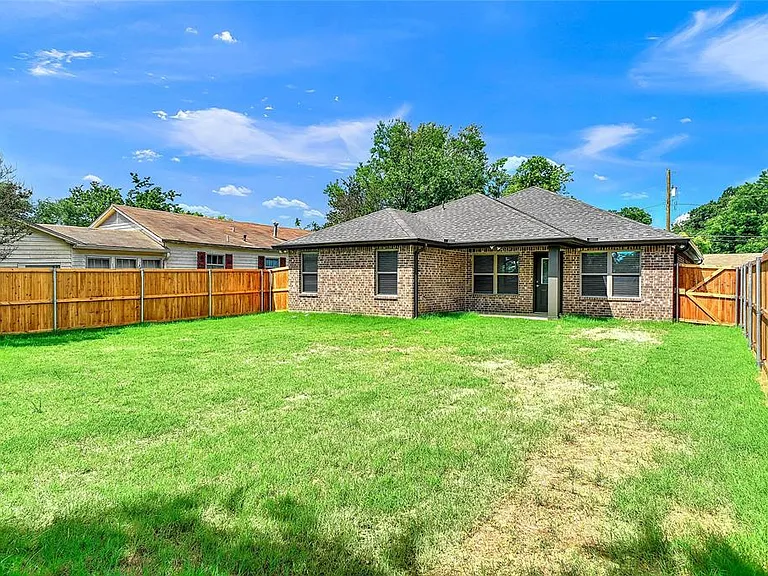2205 N Hickory St — Photo 22