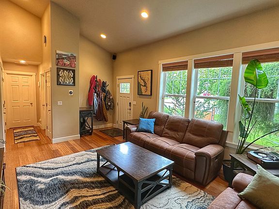 3rd image of 630 S Anacortes St