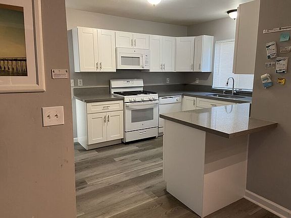 3rd image of 5087 Rockford Dr