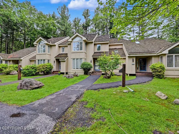 1015 Crestwoods Dr, Pocono Pines, PA 18350