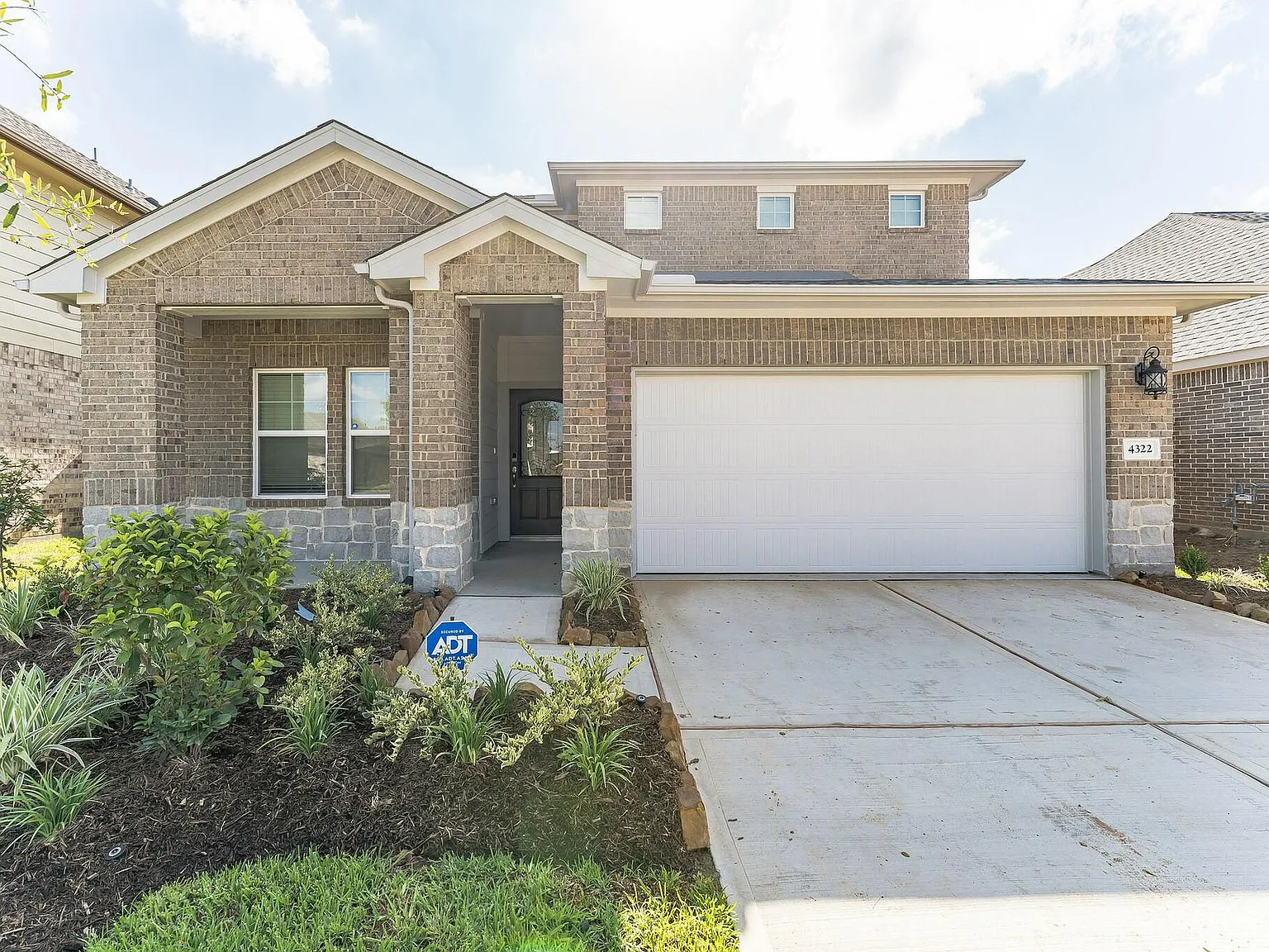 4 bed, 2.5 bath, 2428 sqft, $2,550 — Photo 3