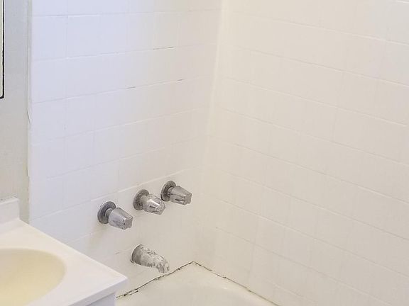 4th image of 600 S Fir Ave APT 7