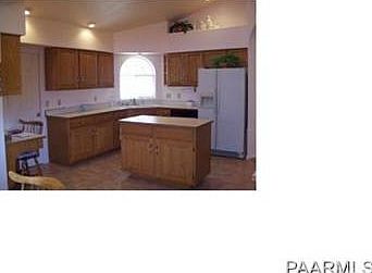 Bright Kitchen w/Island