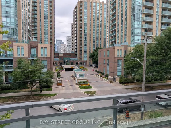 21 Olive Ave #Townhouse 201, Toronto, ON M2N 4N4