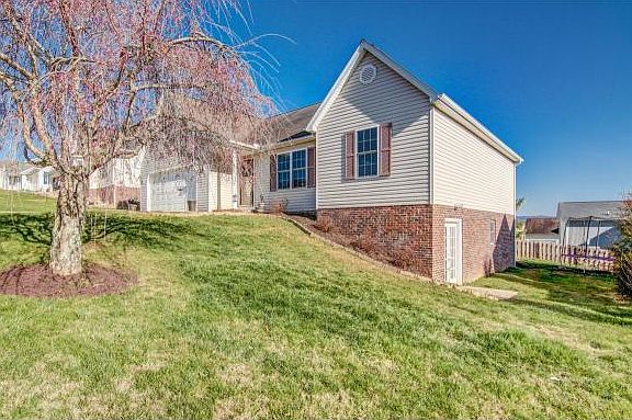 2nd image of 305 Blevins Blvd