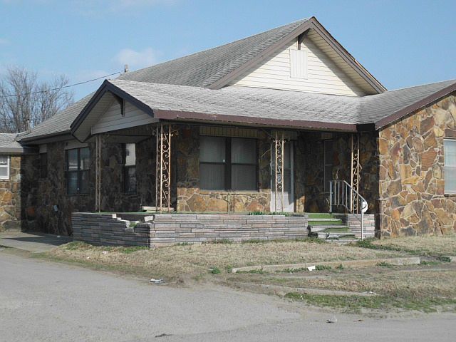 1st image of 314 E Main St
