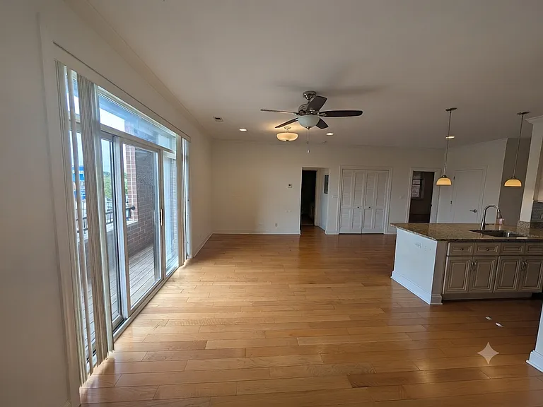 2352 W Byron St #301 — Photo 8