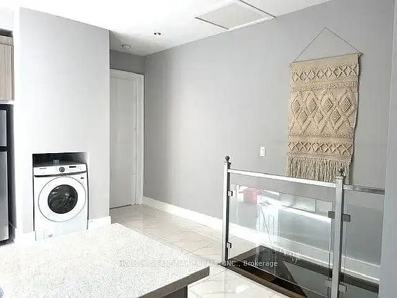 2nd image of 220 Ossington Ave #2