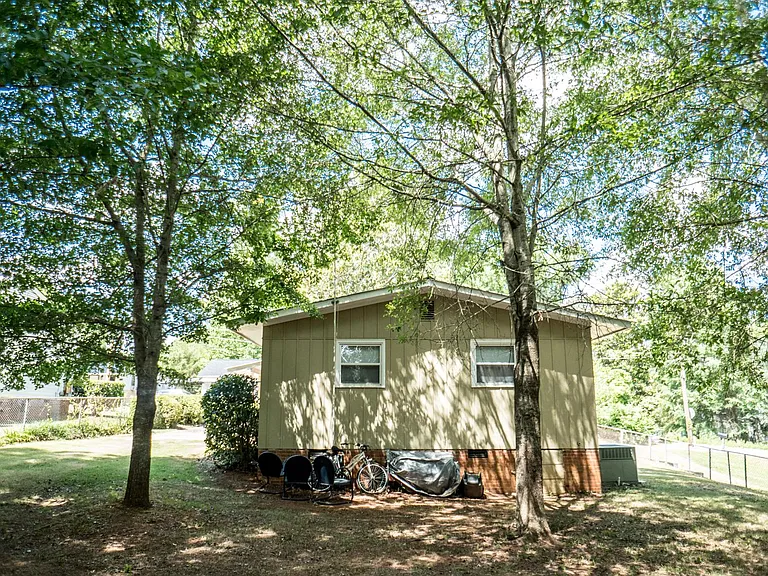 560 Lincoln St — Photo 6