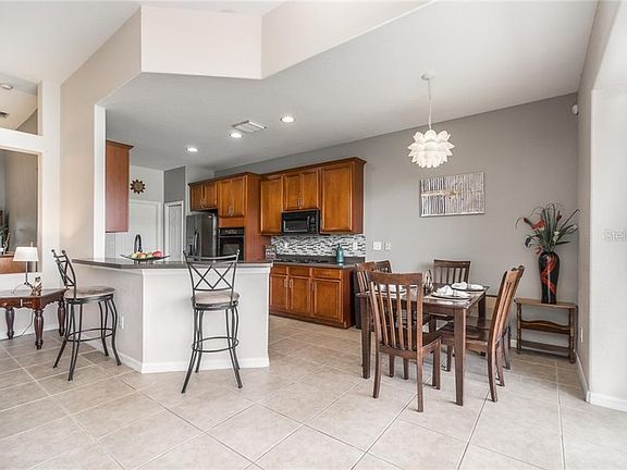 3rd image of 10725 Banfield Dr