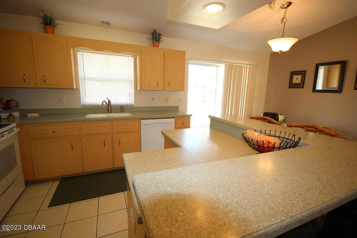 3 bed, 2.0 bath, 1269 sqft, $2,400 — Photo 3