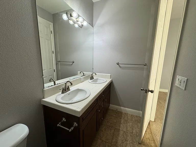 Bedroom 2's bathroom