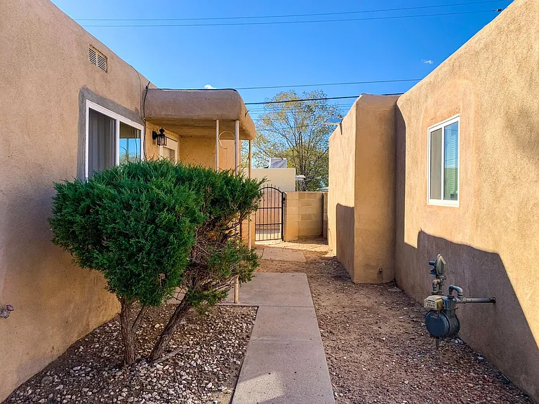 Beautiful Apartment Community with Residential Courtyard — Photo 26