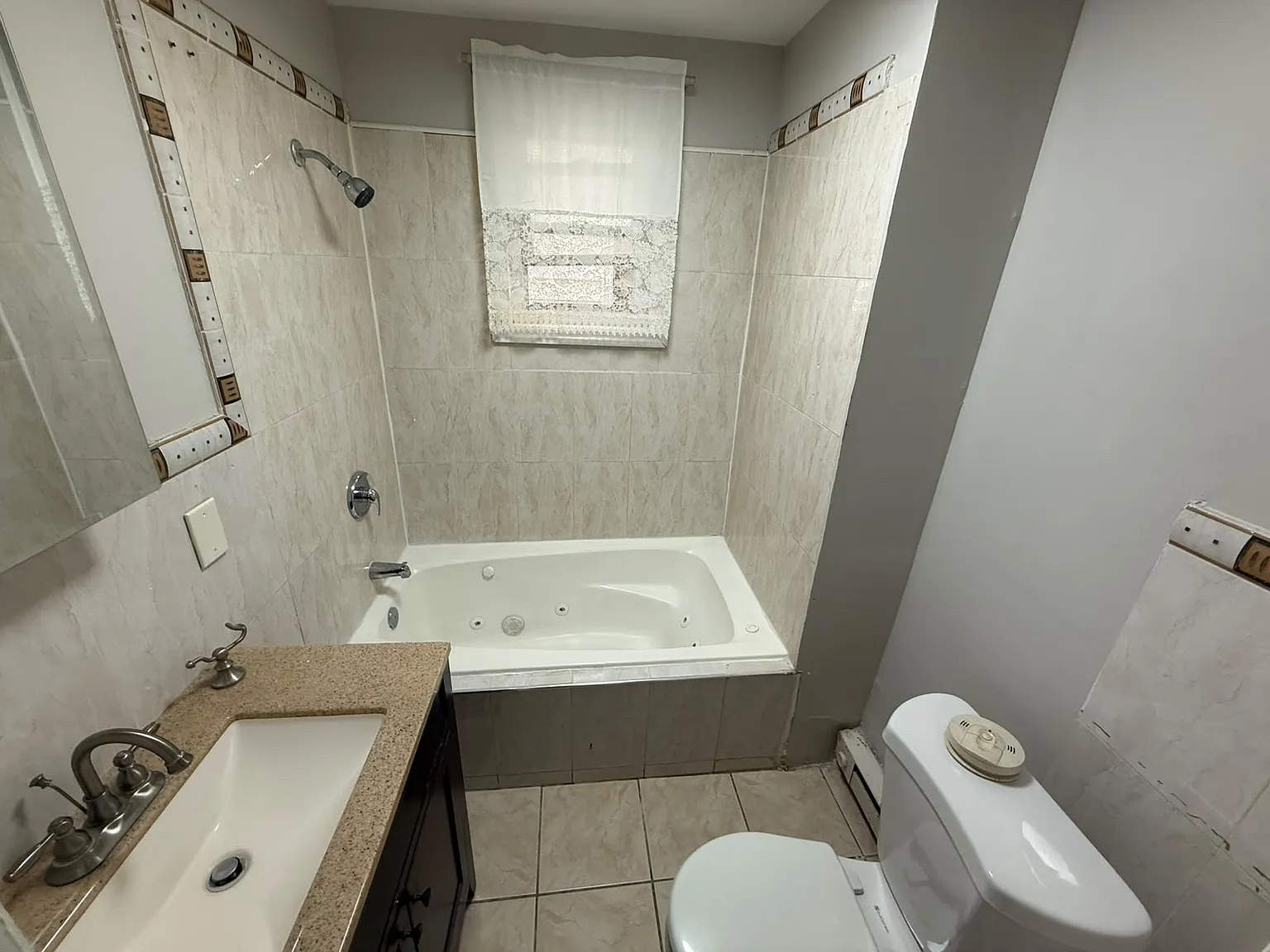 3 bed, 1100 sqft, $2,350 — Photo 3