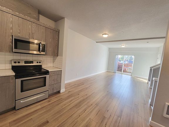 3rd image of 424 NE Stafford St APT B3