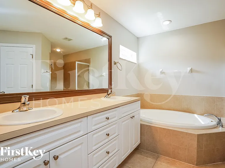 1217 SW 35th Ter — Photo 9