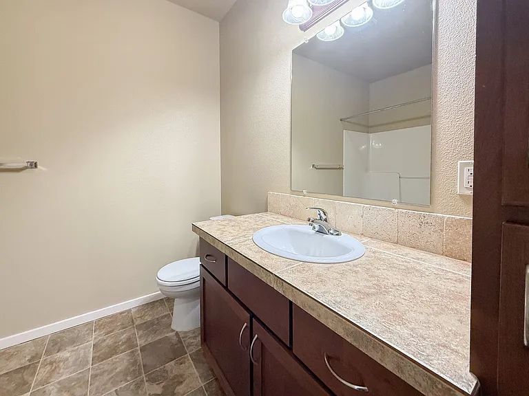 Catron Apartments - 1-3 Bedrooms 2 Bathrooms with In Unit Washer/Dryer and Internet — Photo 56
