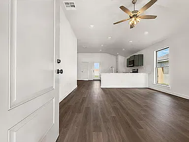 3 bed, 1350 sqft, $1,800 — Photo 4