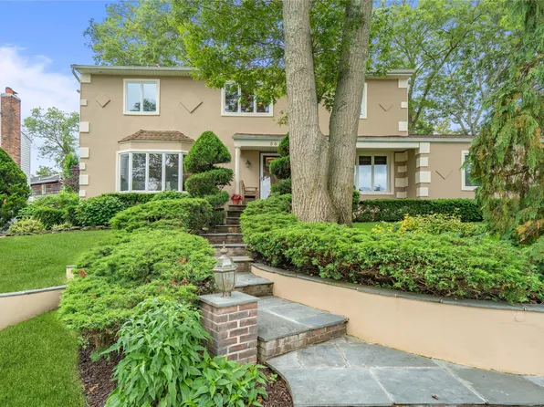 30 Frankie Lane, Old Bethpage, NY 11804