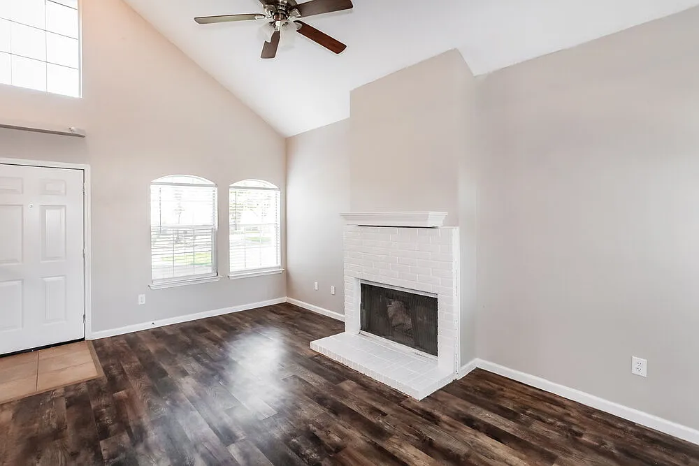 3 bed, 2.0 bath, 1609 sqft, $2,040 — Photo 4