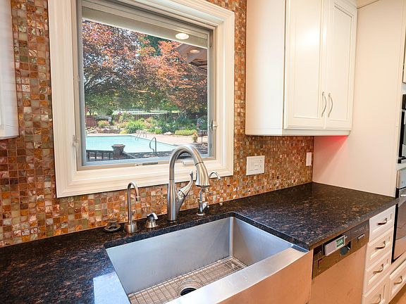 5th image of 2320 Crestview Cir