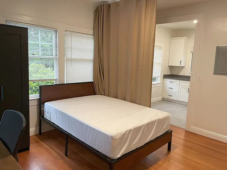 College Ave Apartment for Rent — Photo 3