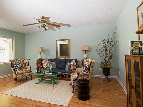 3rd image of 1072 Columbus St NE