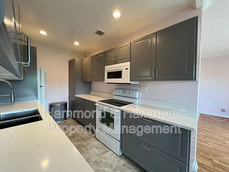 5400 Newcastle Ave #43 — Photo 5