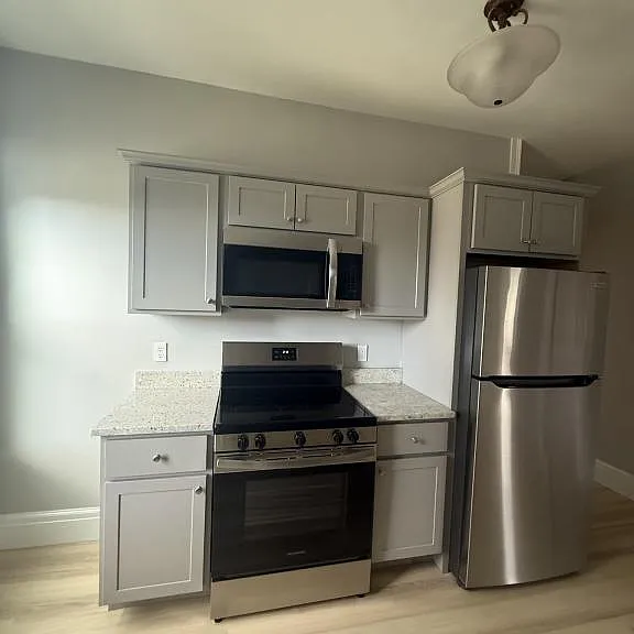 467 Middle St — Photo 2