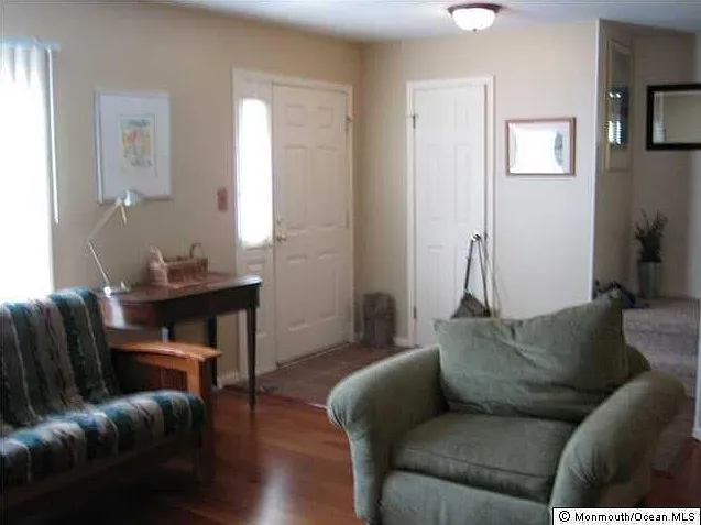 1077 Roseberry Ct — Photo 2