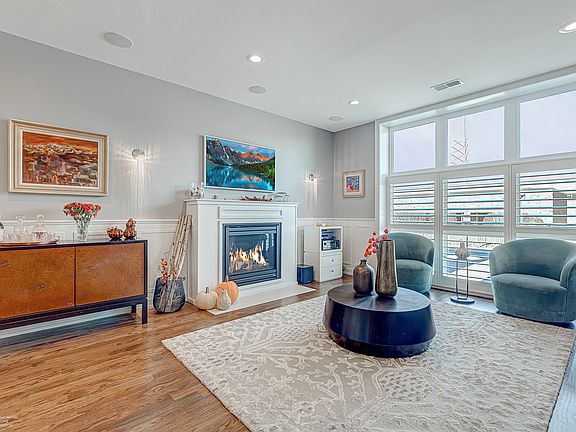 4th image of 2431 W Belmont Ave APT 1W