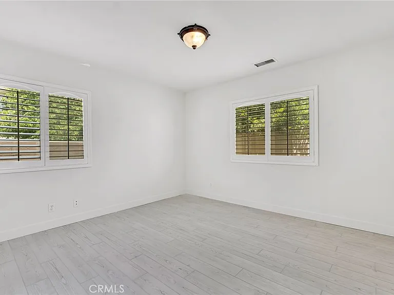 221 Acacia Ln — Photo 24