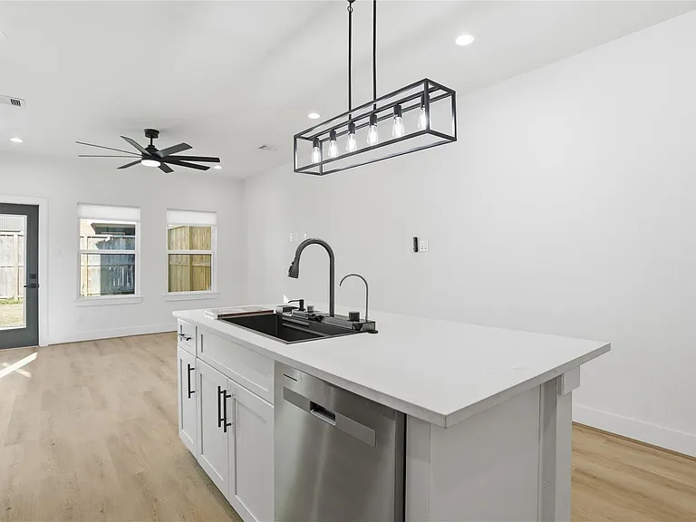 712 Delano St #A — Photo 8