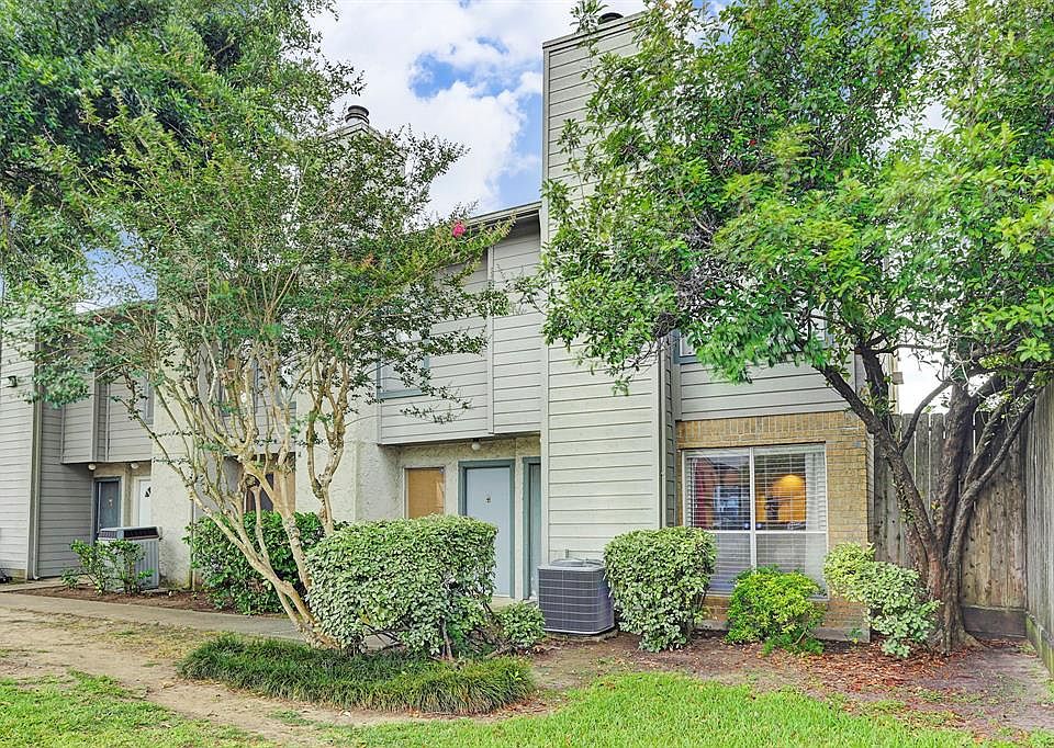 CHARMING CORNER UNIT OF THIS CONDOMINIUM COMPLEX.