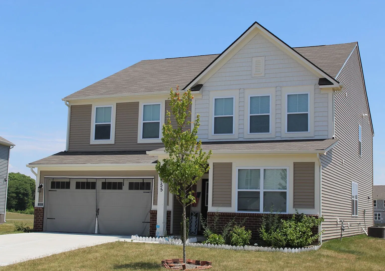 Beautiful 5 Bedroom Home in a Popular Avon Community! — Photo 2