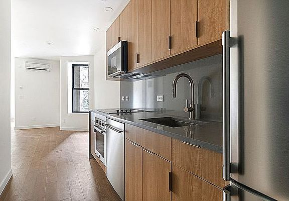 4th image of 37 Carmine St #3B