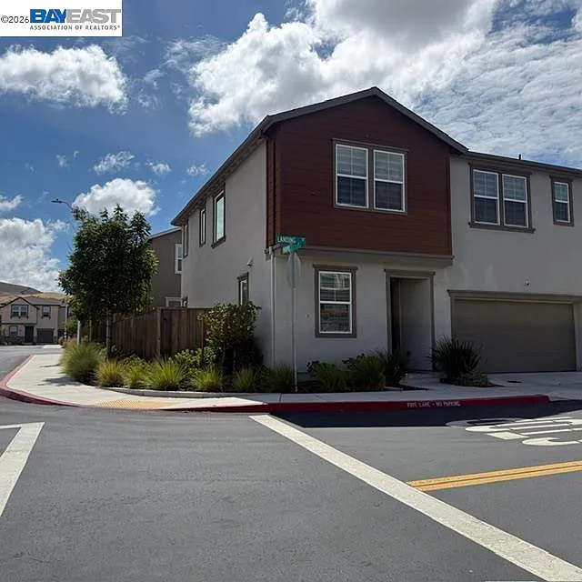 4 bed, 2076 sqft, $3,999 — Photo 4