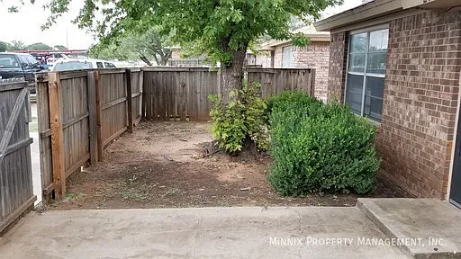2119 S Loop 289 #B — Photo 2
