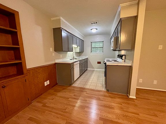 4th image of 718 Hall Rd