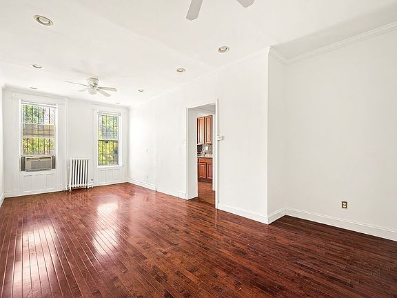 4th image of 567 Lexington Ave