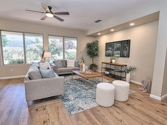 5th image of 320 Cloverfield Ct