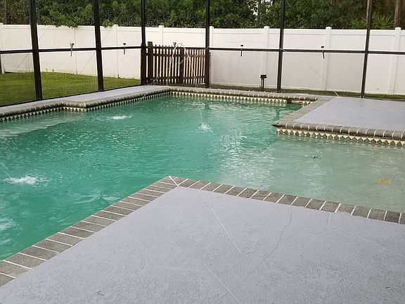 Middle is 5ft deep, ends 3ft